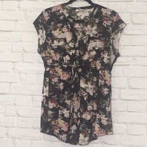 Black top with flowers. Maternity.